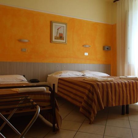 Hotel Midy Viareggio Bagian luar foto