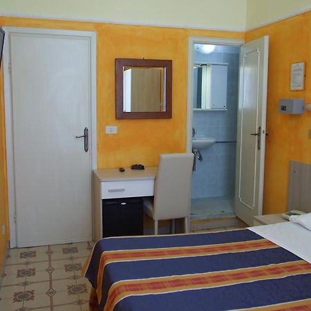 Hotel Midy Viareggio Bagian luar foto