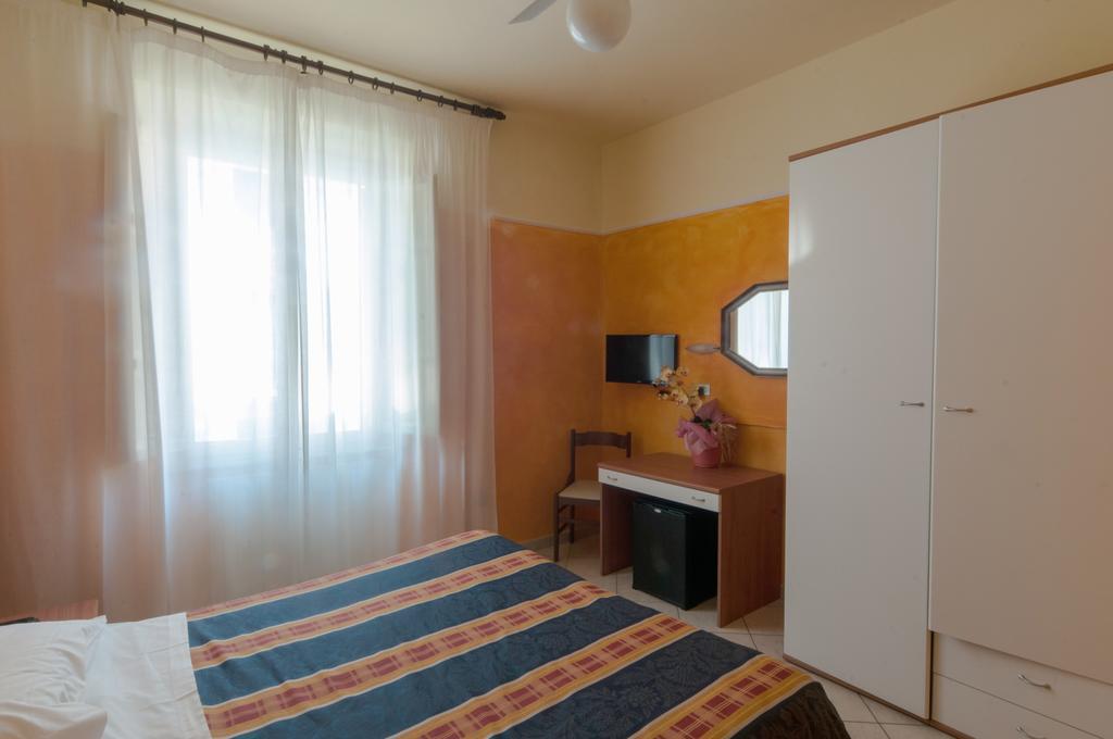 Hotel Midy Viareggio Bagian luar foto