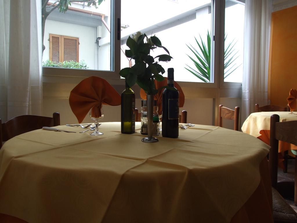 Hotel Midy Viareggio Bagian luar foto
