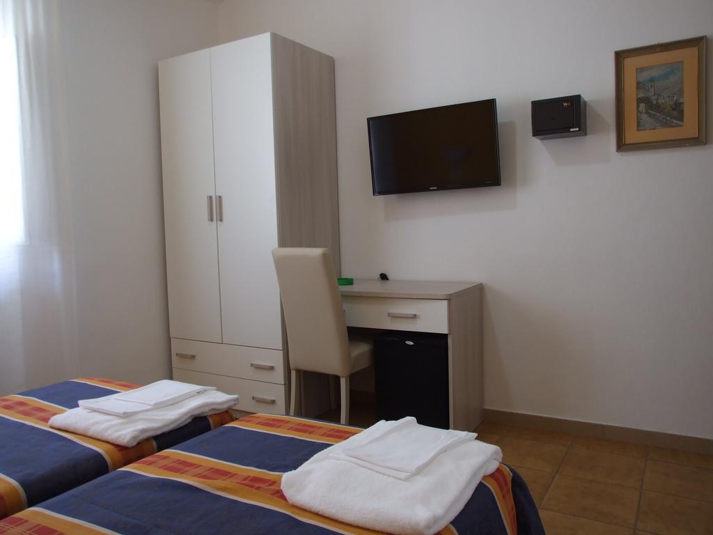 Hotel Midy Viareggio Bagian luar foto